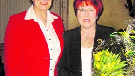 Schatzmeisterin Anni Wiest (links) dankte im Namen des Frauenkreises Rain der Sprecherin des Leitungsteams Marianne Paula "für die unermüdliche, zeitaufwendige Arbeit insbesondere im Jahr 2010" mit einem Blumenstrauß. Foto: Arloth