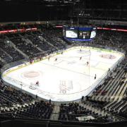 Ein Spielfeld in der DEL, wie das der Eisbären Berlin, ist mit 61 x 30 Metern größer als eines in der NHL mit 200 x 85 Fuß (60,95 x 25,91 Meter).