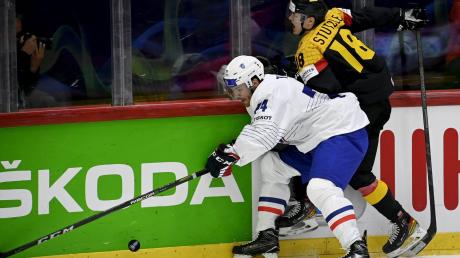 NHL-Profi Tim Stützle (r) verletzte sich gegen Frankreich.