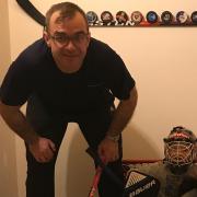 Vater, Animateur und Lehrer: Eishockey-Profi Thomas Greilinger ist derzeit mit seinen Zwillingen Jonathan und Ben wie hier beim Hockey spielen im Hobbyraum bestens beschäftigt. 