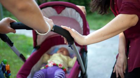 Eine Frau hat 2022 in der Ulmer Straße in Augsburg versucht, einer Mutter das Baby aus dem Kinderwagen wegzunehmen. Sie scheiterte – und stand nun erneut vor Gericht.