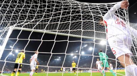 Ins Netz gegangen: Der FC Augsburg entnervte die Dortmunder mit der Manndeckung für Kagawa und ergatterte letztlich einen verdienten Punkt.