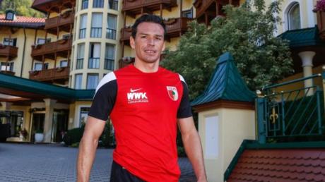 Neuzugang Piotr Trochowski auf dem Weg zu seinem ersten Training als offizieller Spieler des FC Augsburg.