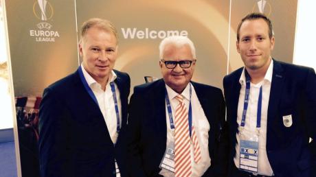 Die Mitglieder der Delegation des FC Augsburg: Manager Stefan Reuter (l-r), Geschäftsführer Peter Bircks und Prokurist Michael Ströll waren bei der Auslosung.