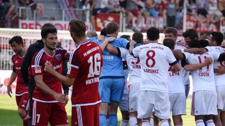 Tanzende Bayern: Die Münchner machten mit dem 2:1-Sieg beim FC Ingolstadt die Meisterschaft perfekt. Auch Mathew Leckie (vorne links) und Lukas Hinterseer konnten zufrieden mit ihrer Leistung sein. 