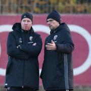 Viel zu besprechen: Maik Walpurgis (links) leitete gestern seine erste Einheit beim FC Ingolstadt. Neben Ovid Hajou gehört auch Michael Henke (rechts) zum neuen Trainerteam der Schanzer. 