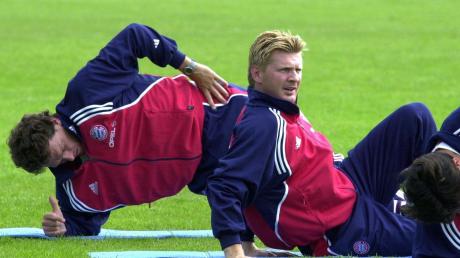 Ein Bild aus vergangenen Tagen beim FC Bayern München: Der damalige Co-Trainer Michael Henke (links) und Stefan Effenberg (Mitte) während einer Trainingseinheit im Juli 2000. 