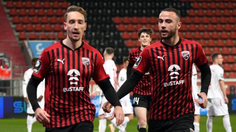 Es läuft: Der FC Ingolstadt um Tobias Schröck (links) und Fatih Kaya hat sechs von sieben Rückrundenspielen gewonnen und befindet sich in der Spitzengruppe der 3. Liga. 