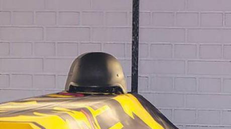 Die Deutschlandfahne und ein Helm lagen auf dem Sarg des Gefallenen.