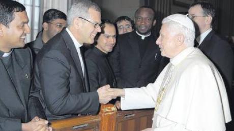 Papst Benedikt die Hand schütteln durfte Merings Diakon Tino Zanini.  