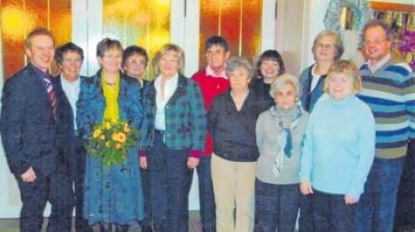 Konstanz gibt es bei der Frauen Union Mering; hier der in vielen Positionen bestätigte Vorstand mit Erna Bramberger (vorne links) an der Spitze. 