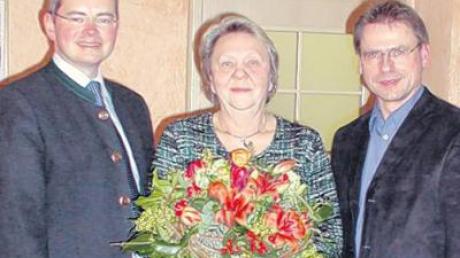 Kreisvorsitzender Peter Tomaschko (links) und Ortsvorsitzender Georg Hermann dankten Maria Dentinger für ihr Engagement.  
