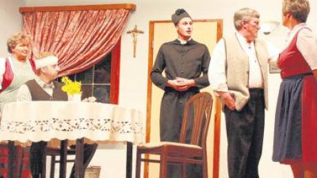 Die Laienschauspieler des Eurasburger Theatervereins sorgen mit der Komödie „Die gestohlene Kirchweih“ für gute Unterhaltung.  