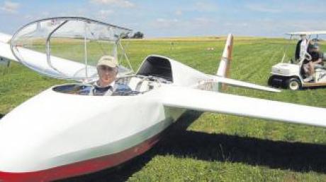 Manfred Kistler ist seit fast vier Jahrzehnten leidenschaftlicher Segelflieger und lädt in den Sommerferien wieder Schüler zu einem Schnuppernachmittag auf dem Segelfluggelände ein. 