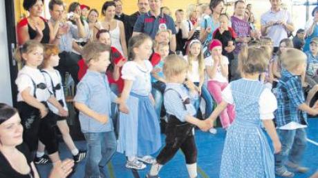 In Dirndl und Lederhosen tanzten die vier- bis fünfjährigen Kinder im Beisein der Eltern in Adelzhausen in den Mai.  
