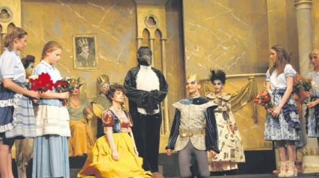 Ein Traum wird wahr? Cinderella (Isabella Haas) und ihr Prinz (Alexander vom Stein) werden vom Bischof (Tanja Kastenhofer als Pinguin) getraut. Eine Szene aus der Aufführung des Pegasus-Theaters in der Stadthalle Schrobenhausen.  