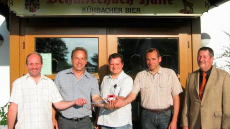 Das Foto zeigt (von links) Josef Kölz, Helmut Wirths, Christian Mutter und Josef Wecker von der Bürgersolar GbR mit Bürgermeister Ludwig Hainzinger.