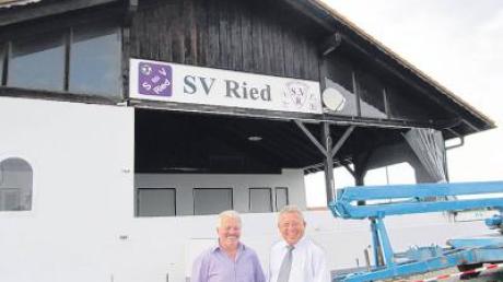 Johann Weiß und Raimund Pohl vom Sportverein Ried freuen sich über die gelungene Sanierung des Sportheims. 