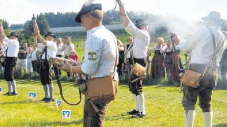 Mit Pulver und Rauch hüllten die Böllerschützen in Adelzhausen zu den Feierlichkeiten zum 60-jährigen Bestehen die zahlreichen Besucher ein.  
