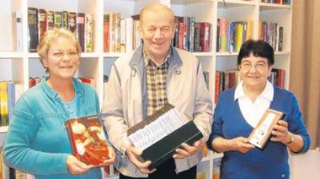 Josef Wecker sen. übergab seine selbst hergestellten DVDs an die Damen der Gemeindebücherei, Monika Schaller (links) und Afra Keil, die stolz den neusten „Zuwachs“ zeigen.  