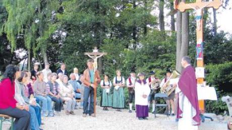 Pfarrer Eberhard Weigel segnete im Beisein vieler Besucher das neue Feldkreuz der Familie Lichtenstern in Michelau. 