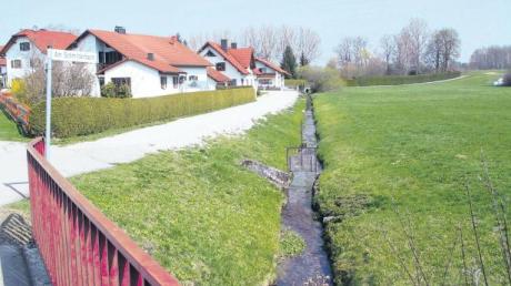 Der Schmitterbach sieht aus wie ein harmloses Rinnsal. Doch die Gemeinde muss in den nächsten Jahren kräftig in den Hochwasserschutz investieren: Im Süden von Steindorf muss ein Damm errichtet werden.  