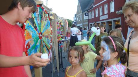 Großen Spaß wird es auch wieder für die Kleinen geben. Neben Kinderschminken oder Luftballonmodellieren kann bei einigen Umdrehungen auch das Glück herausgefordert werden auf der Einkaufs- und Kulturnacht in Mering. 