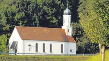 Das Wallfahrtskirchlein St. Jodok grüßt die Autofahrer zwischen Haunswies und Igenhausen. Georg Neumair steht auf dem Kutschbock des Wagens, der die drei neuen Glocken der Pfarrkirche im Jahr 1949 nach Haunswies brachte. Die Glocke für St. Jodok galt zu diesem Zeitpunkt immer noch als verschollen. 
