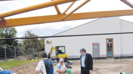 Die Arbeiten haben begonnen, der Kran wurde gestern aufgestellt beim Anbau an die Rieder Grundschule für zwei Krippengruppen. Bürgermeister Anton Drexl (rechts) machte sich ein Bild der Maßnahme. 