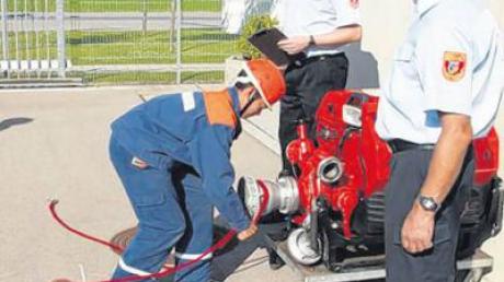 Hier wird der Mastwurf um einen Saugkorb geprüft. Im Bild Feuerwehranwärter Clark Wasserburger. 