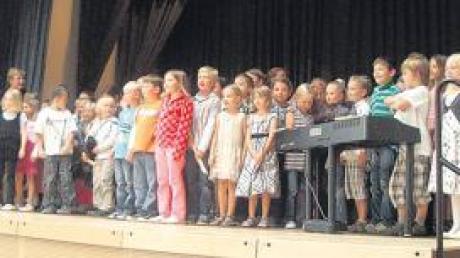 Die Kleinen vor großem Publikum: Die Musikschüler von Ulrike Dinter zeigten in der Halle im Eurasburger Sportpark, was sie im vergangenen Jahr gelernt haben. Zu hören waren Klavier-, Keyboard- und Flötenstücke. Auch eine Sondereinlage spielten die Kinder: mit Kochlöffeln auf Brotzeitdosen. 