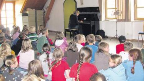 Margit Henschel, die bekannte Meringer Konzertpianistin und Klavierpädagogin bot den Schülern der Luitpoldgrundschule eine Kostprobe ihres musikalischen Könnens auf dem Klavier. 