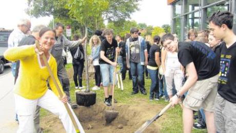 In einer gemeinsamen Pflanzaktion pflanzten Schüler zusammen mit ihrer Fachlehrerin Helga Robeller-Zink als Zeichen für die Nachhaltigkeit des Comeniusprojekts einen Baum. 