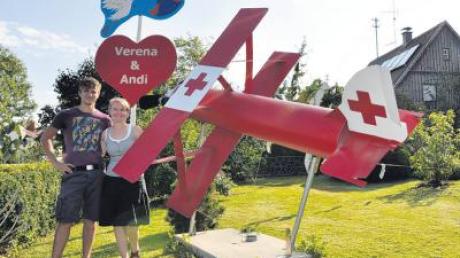 Verena und Andreas Eichhorn vor ihrem Hochzeitsbaum. Das rot-weiße Flugzeug symbolisiert die Berufe des jungen Ehepaares aus Dasing. 