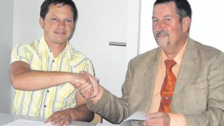 Bürgermeister Ludwig Hainzinger (rechts) unterzeichnete den Vertrag über den Breitbandausbau mit Tobias Miessl von der Firma mic-dsl. 