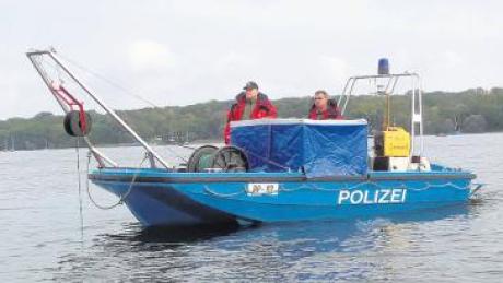 Die Technische Einsatzeinheit der Bereitschaftspolizei in München konnte mittels einer Seilwinde die Leiche des seit zehn Jahren vermissten Mannes aus dem Ammersee bergen. 