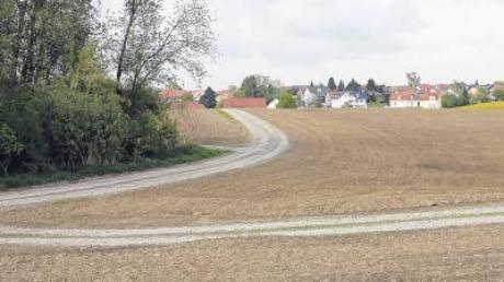 Nur Feldwege führen zum Grundstück (im Vordergrund), auf dem der Hühnermaststall bei Baindlkirch (hinten) geplant ist. 