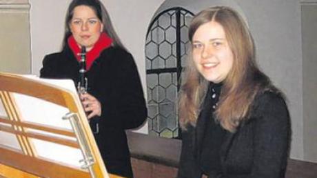 Elisabeth (links) und Barbara Löffler überzeugten mit poetischem Klangsinn die Zuhörer in St. Alexander in Unterbergen. 