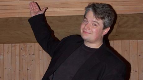 Tobias Peschanel ist Komponist, Dirigent, Sänger, Pianist und Kirchenmusiker mit Leib und Seele. 
