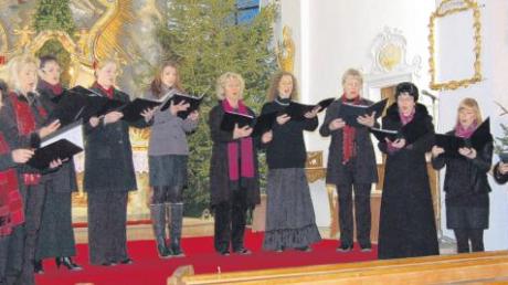 Die zehn Damen von „Coro degli Angeli“ begeisterten das Publikum mit ihrer Sangeskunst in der St. Stephanus Kirche. Alle Stimmen sind geschult von der Sopranistin Elisabeth Haumann (r). 