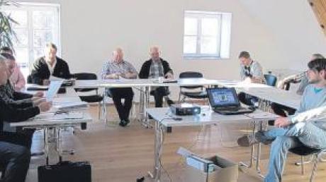 Gemeinsam mit einem Fachreferenten des Planungsbüros Steinert aus Übersee am Chiemsee diskutierten die Schmiechener Gemeinderäte bei der Klausurtagung in der Plankmühle.  