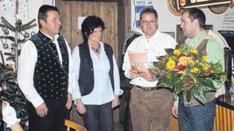 Der scheidende Vorsitzende wird geehrt: (von links) Rudolf Keller und Anni Keller, Christian Mayer, Frank Ralph.