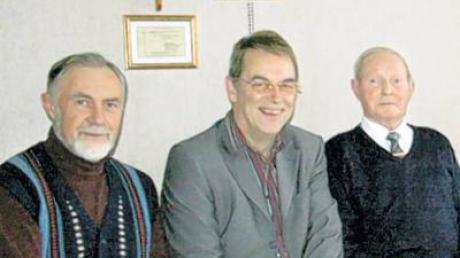 Zum 80. Geburtstag von Martin Kreutmayr (rechts) gratulierten auch Diakon Neumann (links) und Bürgermeister Nagl.  