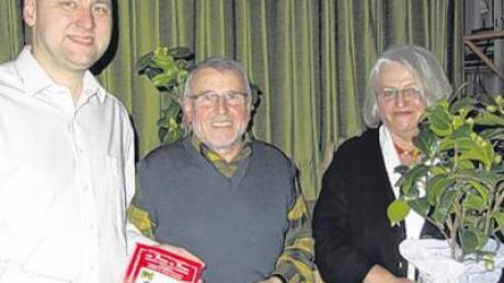 Die Vorsitzende Elisabeth Mutter und ihr Stellvertreter Richard Delueg begrüßten den Buchautor Thomas Janschek (links) beim Gartenbauverein Schmiechen. 