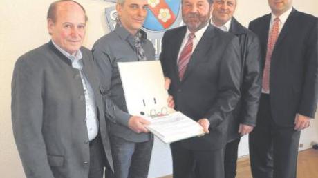 Hubert Gronegger und Alan Grund übergeben mehr als 500 Unterschriften für ein Bürgerbegehren an Bürgermeister Konrad Brandmair, 2. Bürgermeister Johann Heitmair und dem Dachauer Oberregierungsrat Stefan Löwl (von links).  