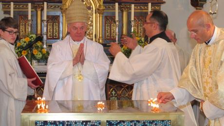 Das Verbrennen von Weihrauch gehört zur Weihe des Altars. Weihbischof Anton Losinger und Pfarrer Thomas Schwartz entzündeten die Kerzen.  