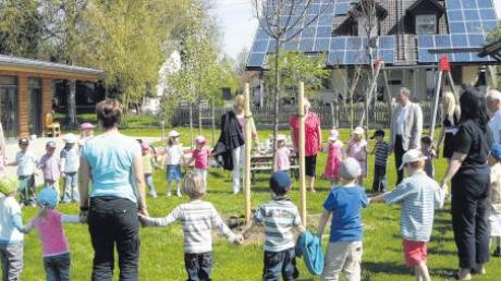 Nachdem der neue Lindenbaum im Kindergarten in Schmiechen gepflanzt war, sangen die Mädchen und Buben zusammen mit Bürgermeister Ludwig Hainzinger ein Lied. Er hatte den Baum zur Geburt seiner Enkelin Pia gestiftet.  
