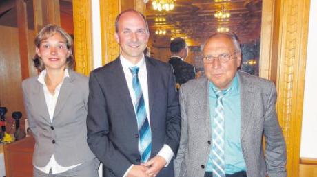 Der Verbandsvorsitzende Erwin Osterhuber (rechts) stellt die neuen Gesichter in der Adelburggruppe vor: Verwaltungsangestellte Isabell Falkenroth und Geschäftsleiter Marcus Bitzl. 