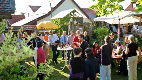 Günter Wurm (Mitte) hatte zum Israelfest in seinen Garten in Unterbergen eingeladen und viele Teilnehmer der Israelreise und weitere Gäste kamen. 