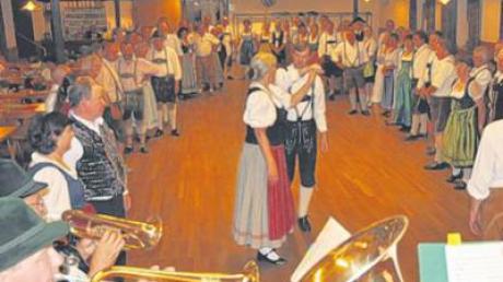 Zu den Klängen der Oberlauser Tanzlmusi drehten sich die Besucher beim Dasinger Bäckerwirt. 